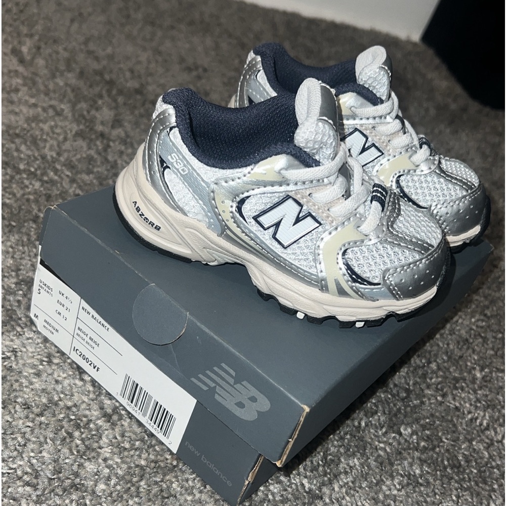 5C New Balance . worn once. In great condition 💙